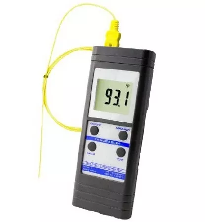 Cole-Parmer Inst. Digital Thermometer Traceable Big Digit Fahrenheit / Celsius -58° to 2000°F (-50 to 1300°C) Type K Beaded Probe Battery Operated - M-1001920-4395 - Each